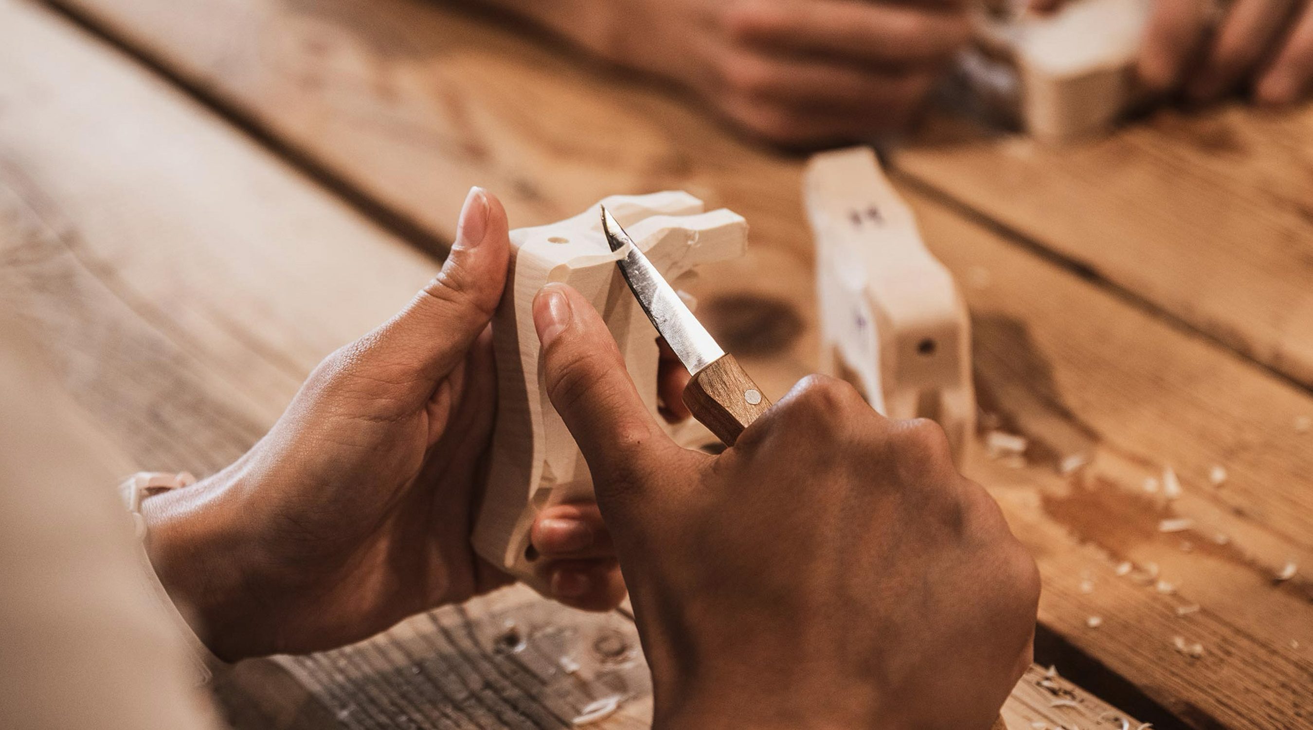 Aktivitaet trauffer schnitzkurs hotel brienzerburli brienz 01